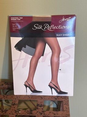 Hanes Pantyhose Silk Reflections Silky Sheer Control Top 717 Barely There Sz. AB